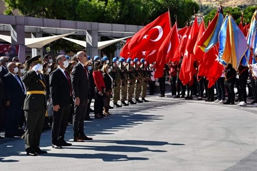 KAYMAKAMIMIZ SAYIN ÜMİT HÜSEYİN GÜNEY TARAFINDAN ATATÜRK ANITINA ÇELENK KONULDU.